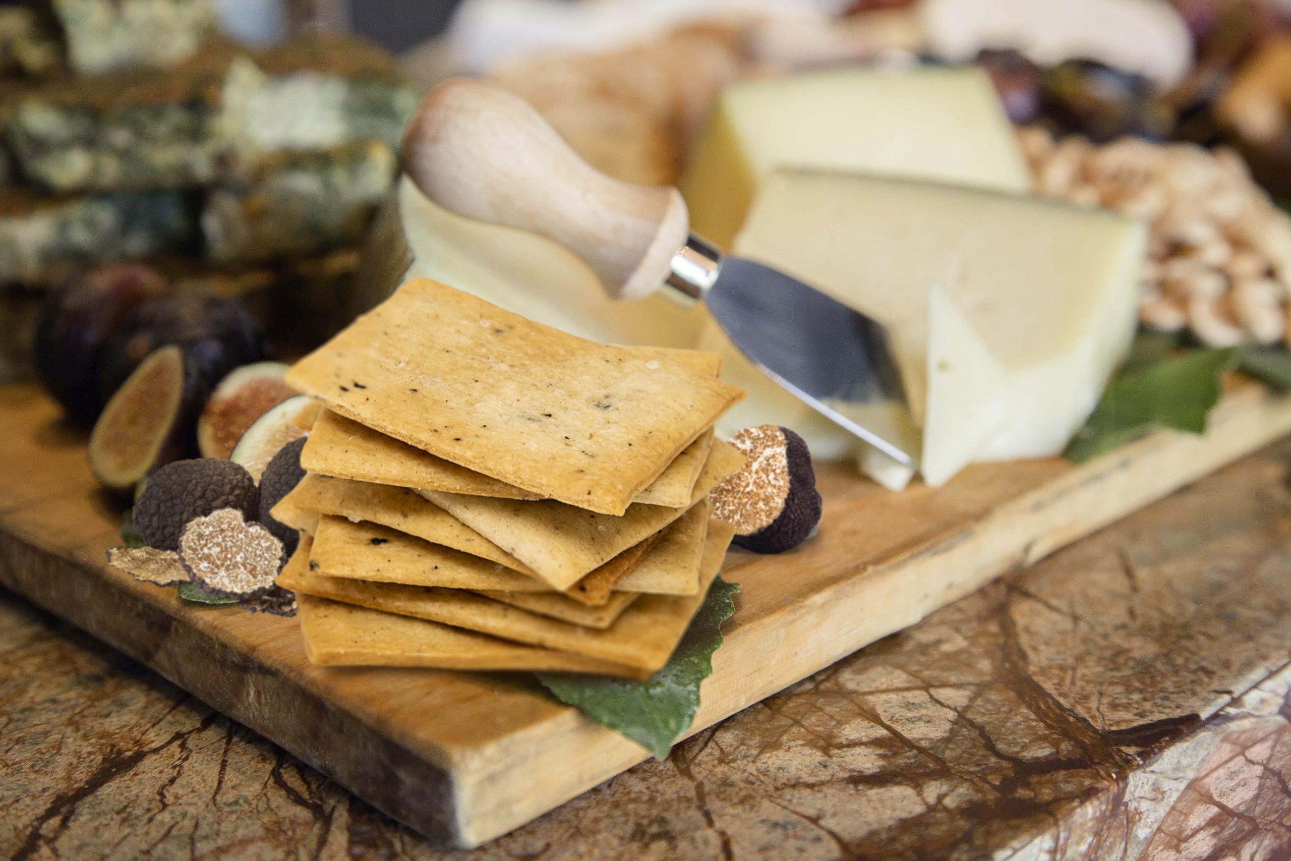 Laurence Scrocchi Tartufo Scrocchi Tartufo von LAU angerichtet mit Trüffeln, Käse und Feigen