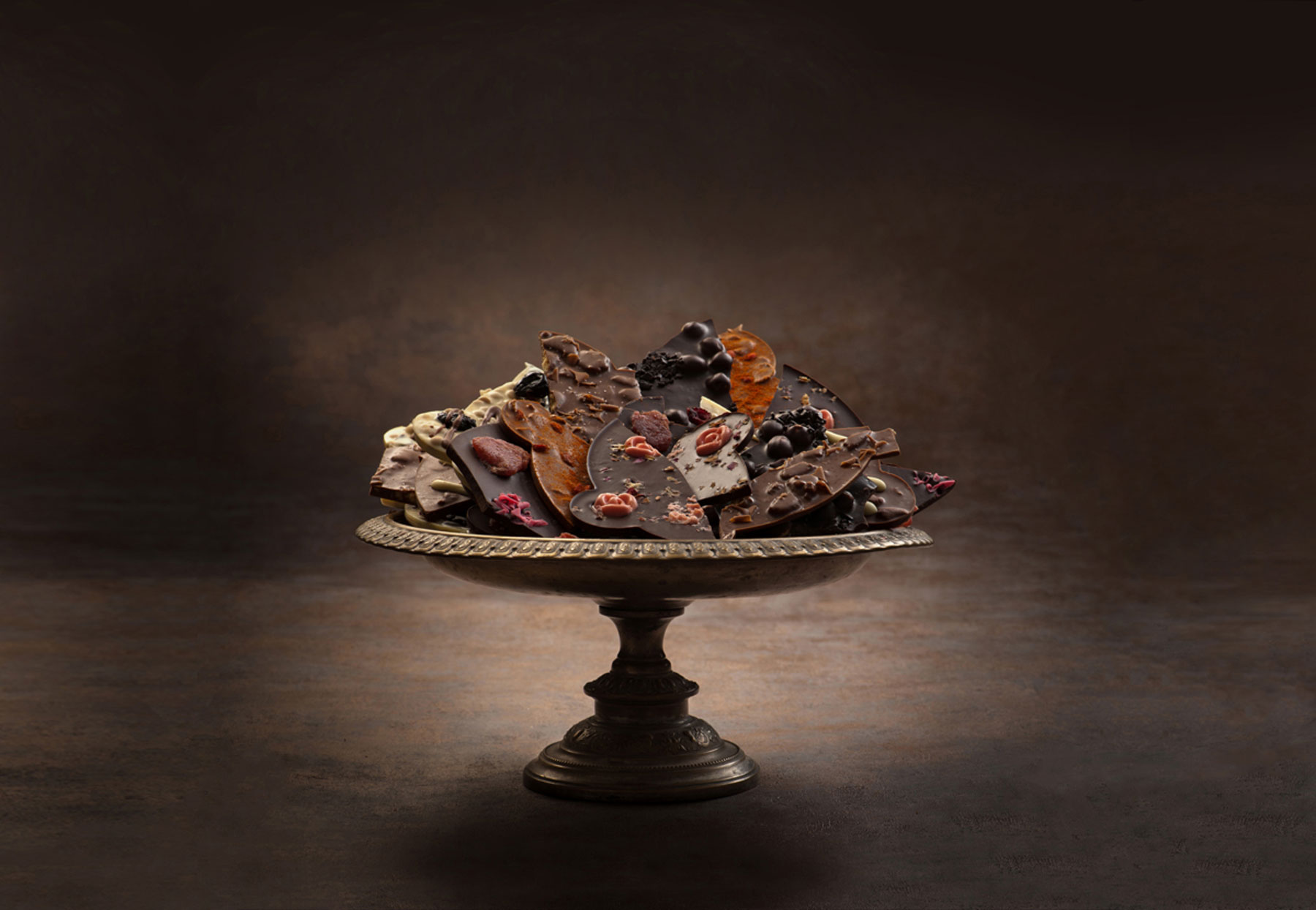 Laurence Idiaiteres Sokolates Laurence Idiaiteres Sokolates - Sortiment an Tafel Schokolade auf einer Etagere angerichtet