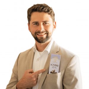 David Fröhlich - Vertrieb Grand-Cru Konfekt - mit einer Packung Puraki Waver Rolls von Laurence im Sakko