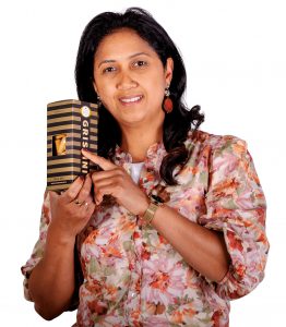 Dina Wagner - Lager und Logistik Grand-Cru Konfekt - mit einer Packung Grissini von Terre di Puglia