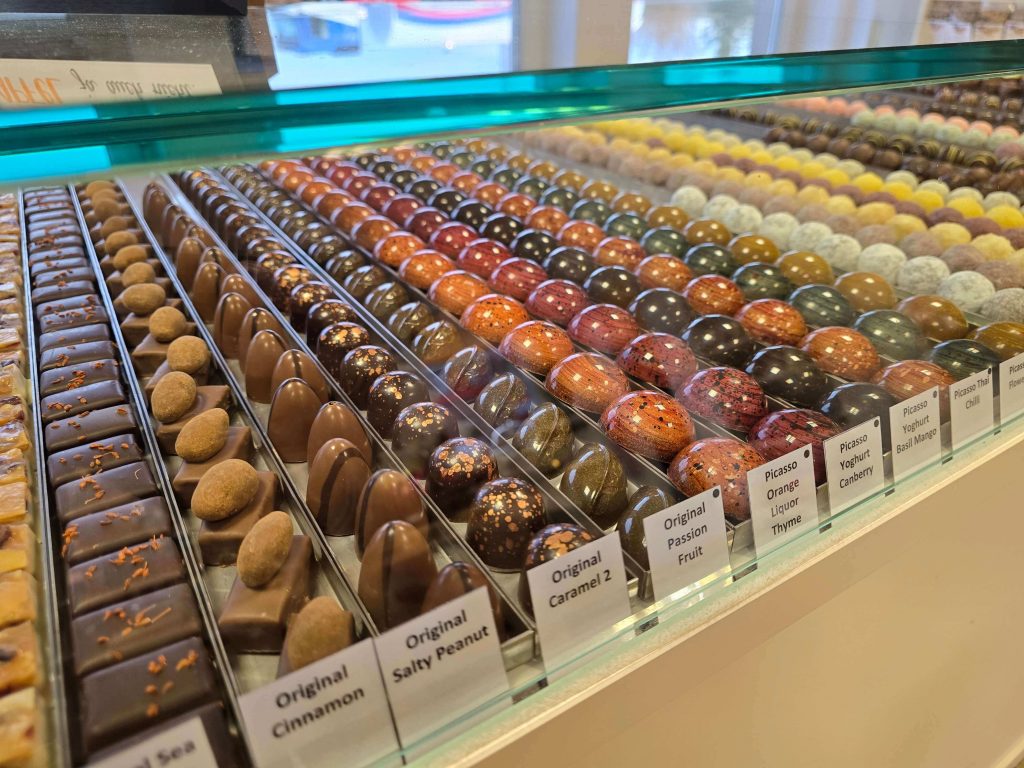 Grand-Cru Konfekt - Ladenlokal - Picasso Pralinen - Auslage in einer Vitrine im Fachhandel