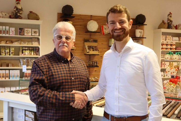 Grand-Cru Konfekt - Übernahme - Florian Felka und Wolfgang Karst schütteln sich die Hände