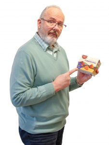 Jürgen Schnitzspan - Vertrieb Grand-Cru Konfekt - mit einer Packung Cappuccino Pralinen von Dilices de Truffes in der Hand