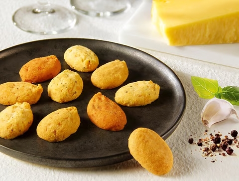 noble cheese buiscuits pesto arrangement Noble Cheese Buiscuits Pesto - arrangiert auf einem Teller zusammen mit Käse