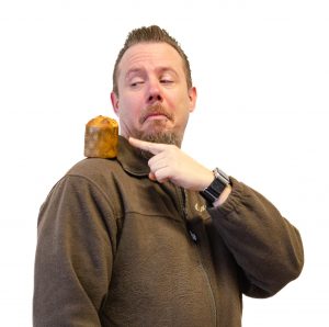 Pascal Sagawe - Leiter Lager und Logistik Grand-Cru Konfekt - mit einem Mini Panettonne von Benjamissimo auf der Schulter