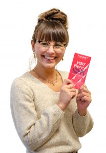 Vivien Felka - Assistenz der Geschaeftsführung Grand-Cru Konfekt - mit einer Tafel Verry Berry Happy in den Händen
