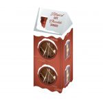 P&T Magic Hot Chocolate Ball 2er in der Verpackung, welche ein Haus mit Fenstern und schneebedecktem Dach ist